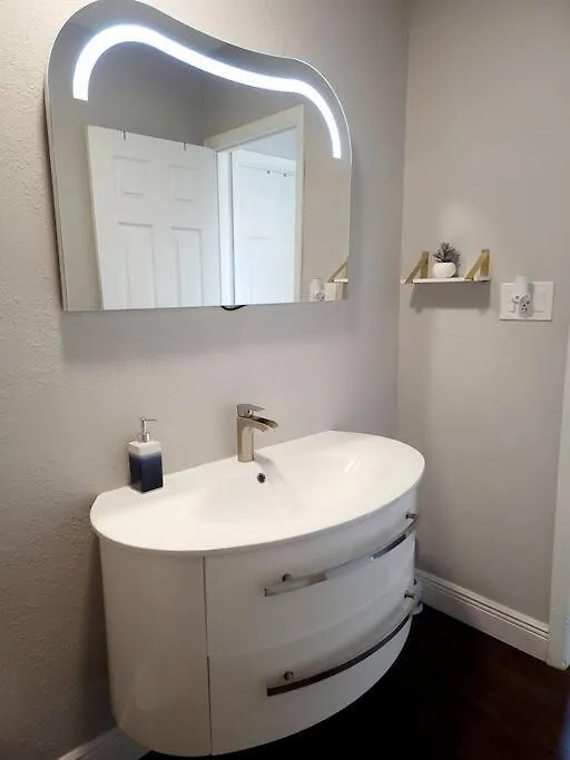 Holiday home Entirehouse W/Bush Garden View_Private Heated Pool Villa Tampa